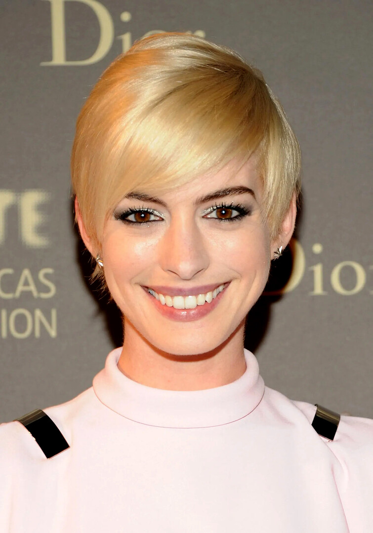 Anne Hathaway - As Blonde (6).jpg