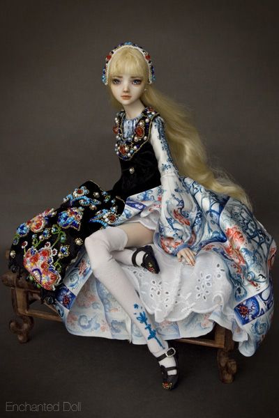 OK.. I love Alice in wonderland..but this is the most! love it..This original, ball jointed, porcela.jpg