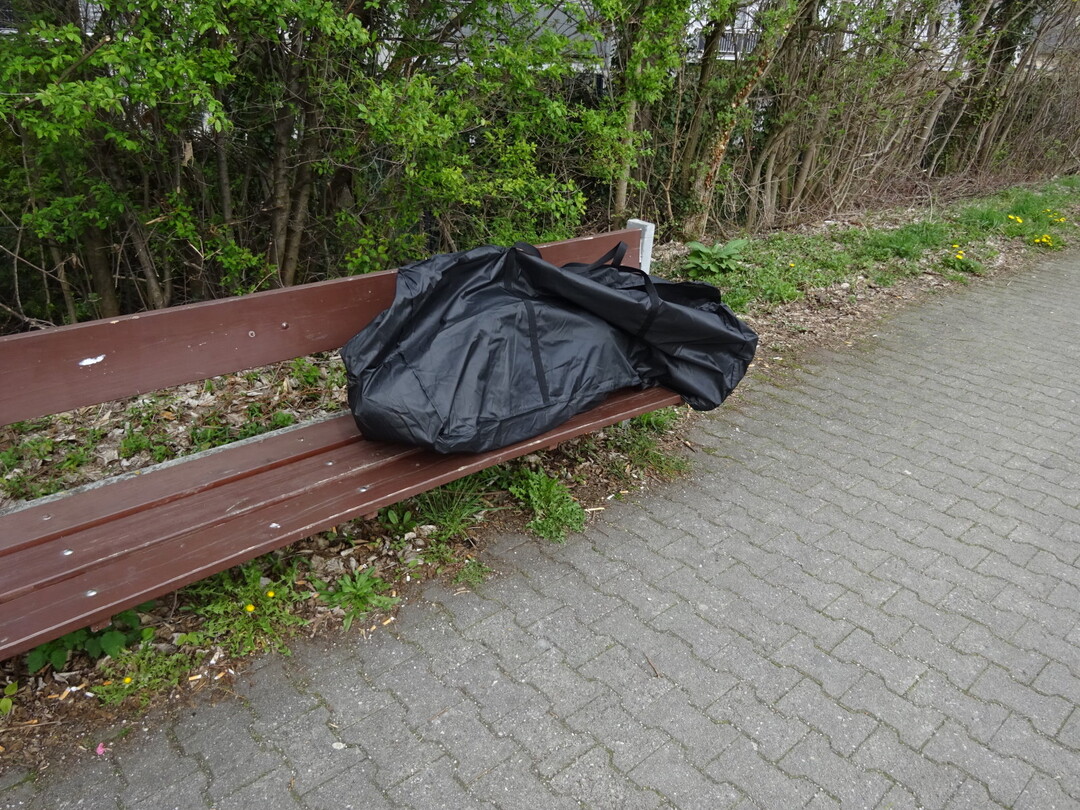 Anette_in_Tasche_01_Bahnhof_Bank.jpg