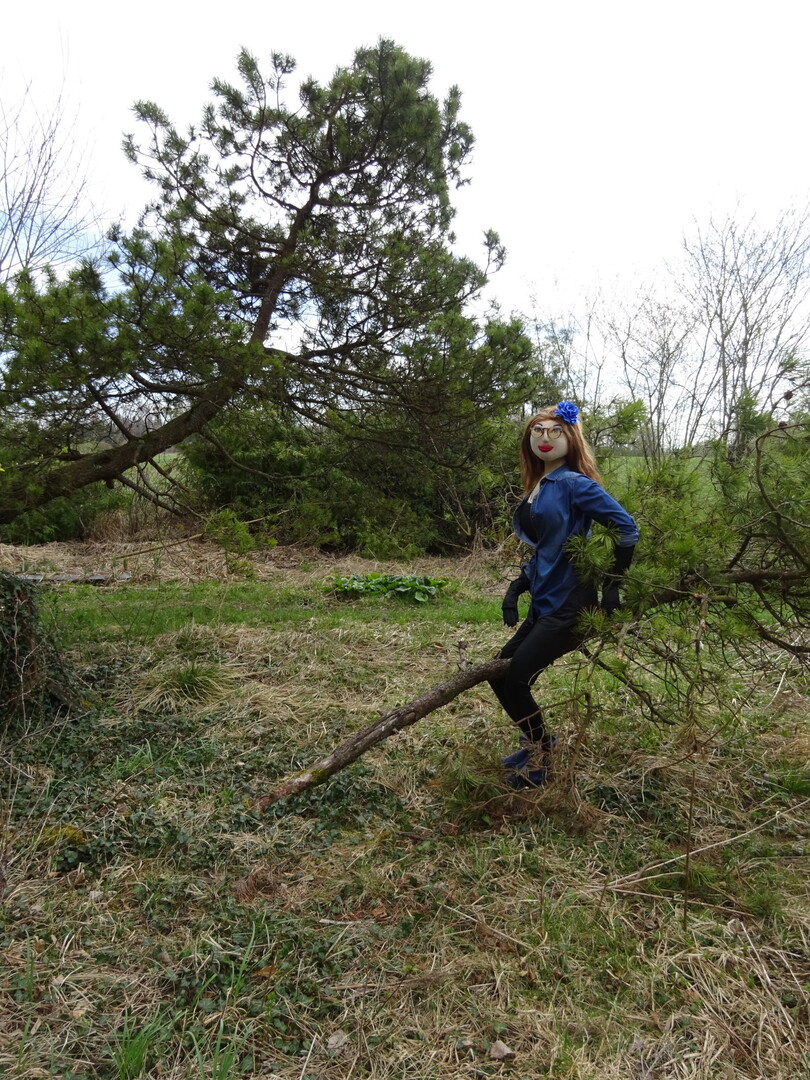 Anette_Garden_21_Sitting_Fallen_Tree.jpg