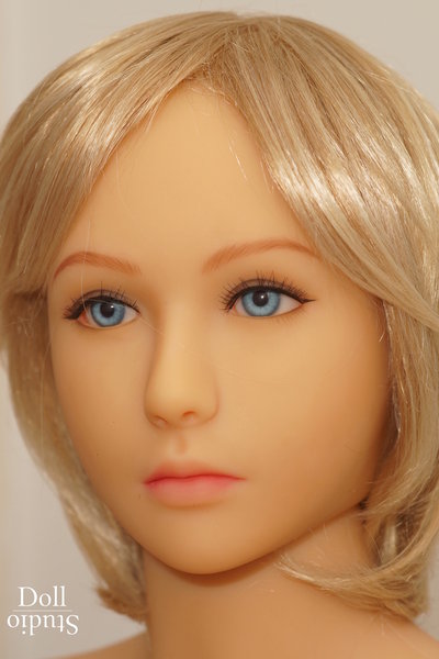 Kaede on body style DH161 with blue eyes, honey light skin tone and custom wig