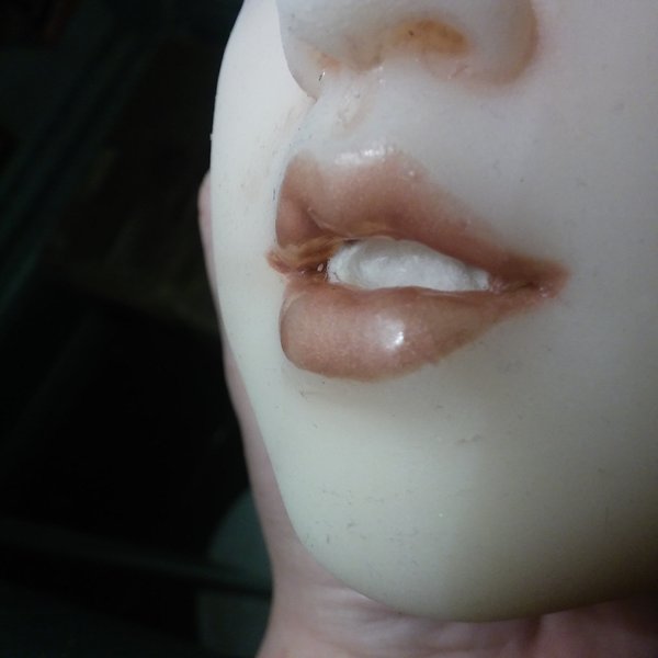 Before you ask i split her mouth open. <br />No oral except kissing. I paint inside her mouth later.