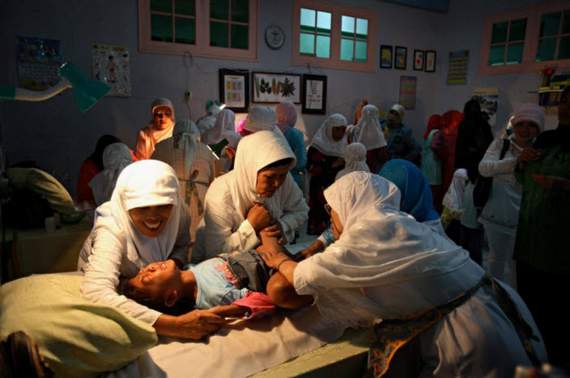 female-circumcision-in-indonesia06.jpg