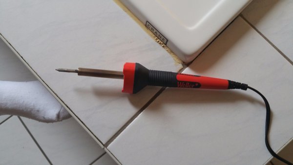 The soldering iron i used. 400°C / 170°F max temp