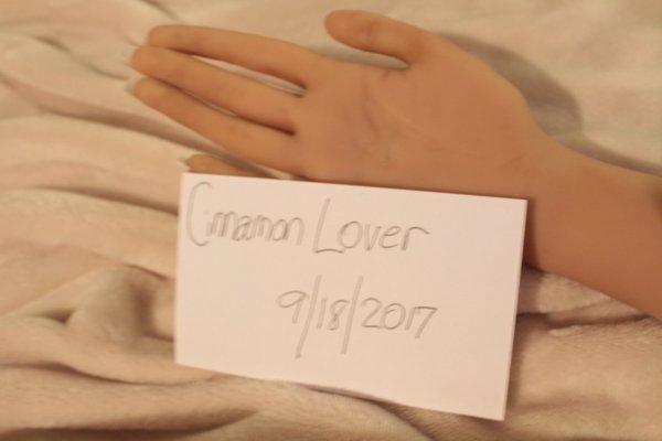 Cinnamon_0396_SignHandR.jpg