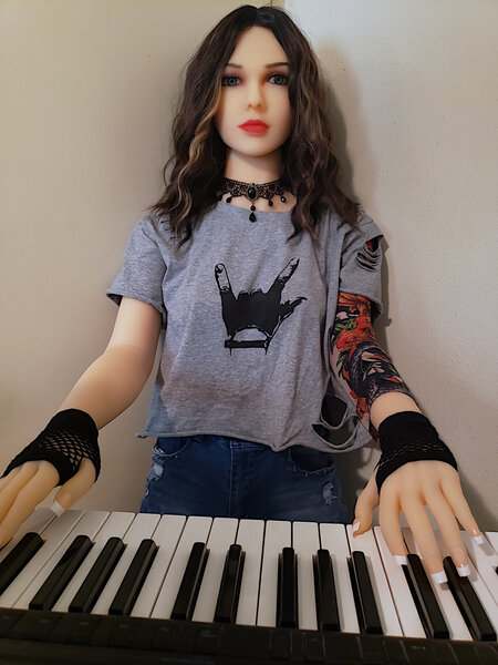 Katie_on_keys.jpg