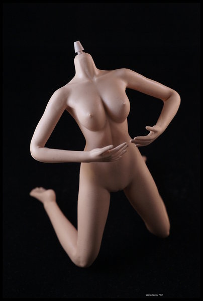 Maximal bending of extremities: very limited, compared to Phicen v.4.<br /><br />Edation Hot Stuff Seamless Female Body 2.0A, http://dollbase.org/node/116