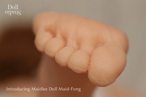In this image, you can see the seamline. The seams were removed very precisely.<br /><br />Introducing Maidlee Doll Maid-Fong - Dollstudio.