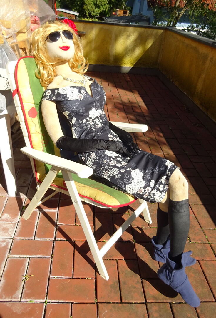 Anette_Enjoying_Fall_Sun_01.jpg