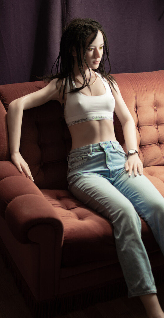 Mi-Soo Jeans och toppbh soffa.jpg
