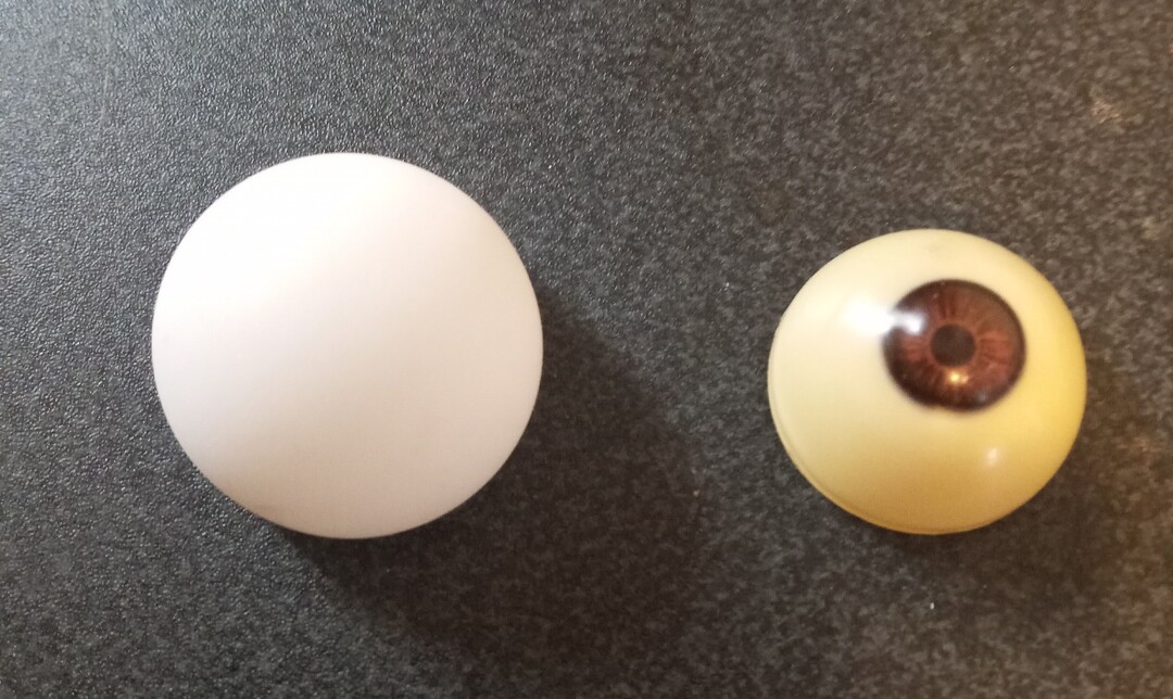 Pingpong_ball_and_eye.jpg