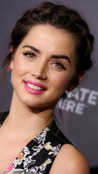 Ana-de-Armas-at-the-premiere-of-Knock-Knock-on-October-7-2015 (1).jpg