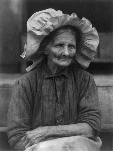 Old_woman_in_sunbonnet_by_Doris_Ulmann.jpg