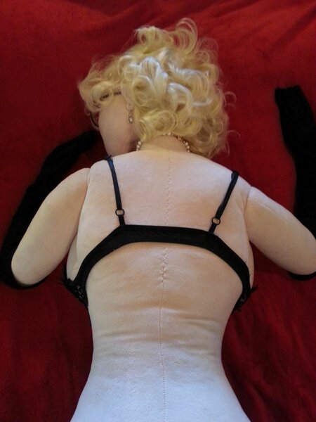 108_Anette_Wearing_Marilyn_Wig_on_Bed_2.jpg