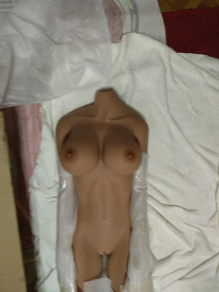 View on the tilted neck and the upper body in general. The breast impressed with juggle during the unboxing.