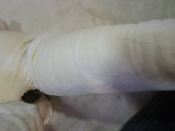 Padding Leg Layer<br />Observe : String is wound around through layer for stability and shape