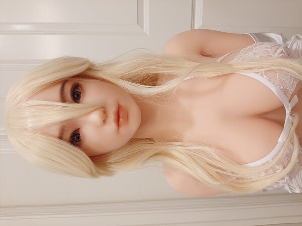 light blonde straight wig